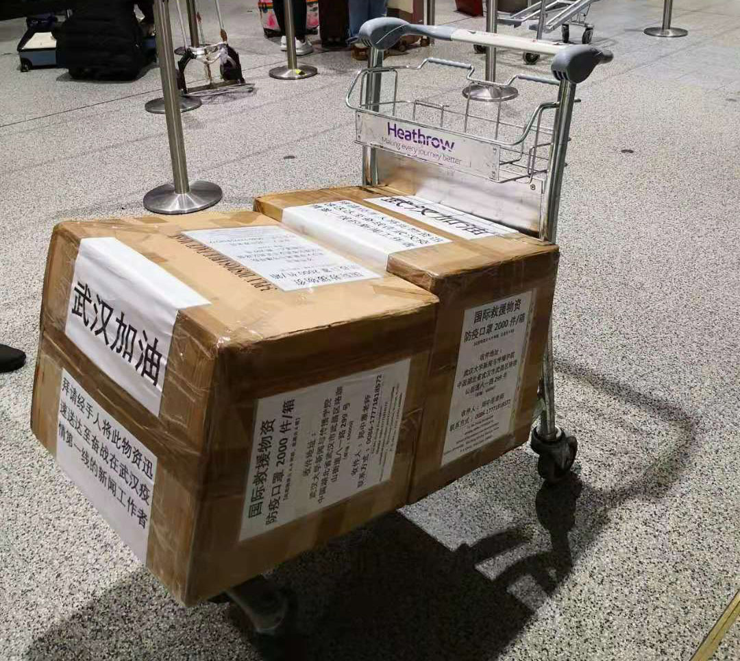 刘娜教授心系珞珈同仁--在英自费购买4000个口罩赠送给新闻学院